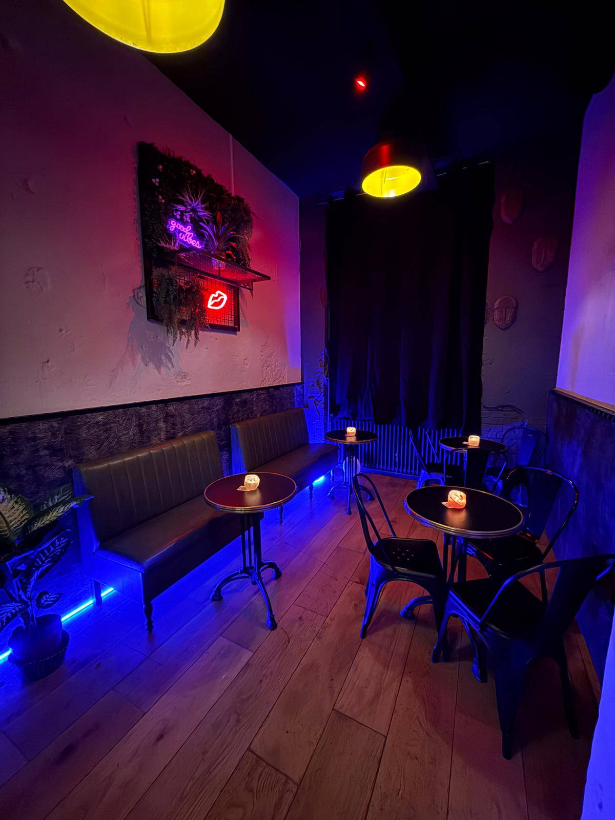 Salon du Laroye Bar avec néon Good Vibes