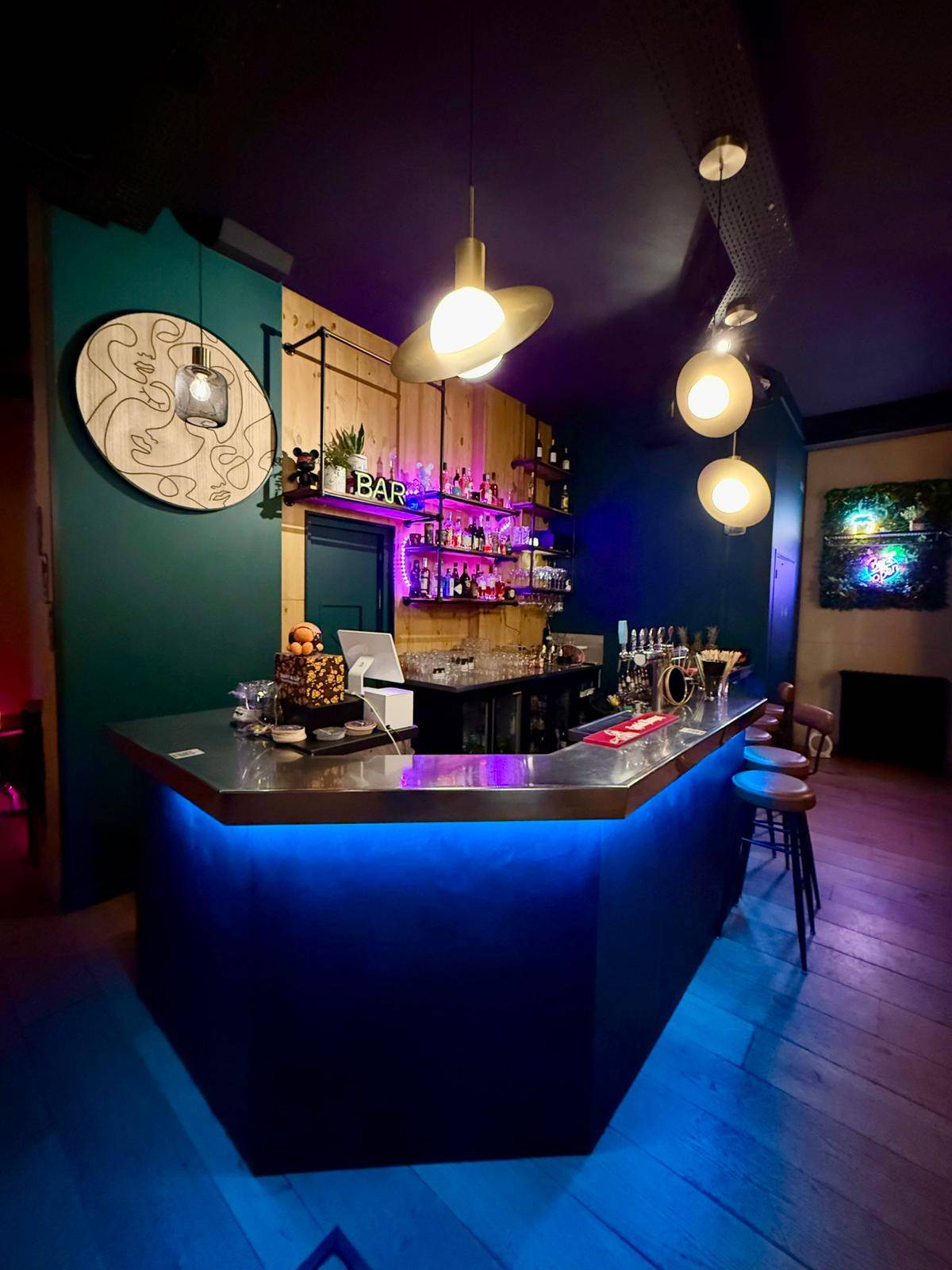 L'intérieur du Laroye Bar à Paris, ambiance néon bleue et magenta